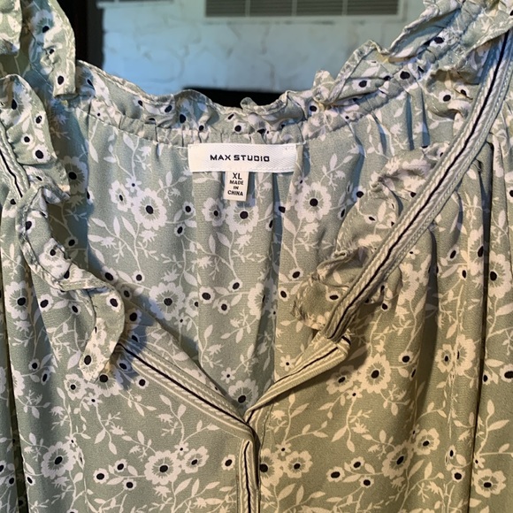 Max Studio sweet ruffled cap sleeve blouse. Sage green/black/off white EUC sz XL - Picture 4 of 10